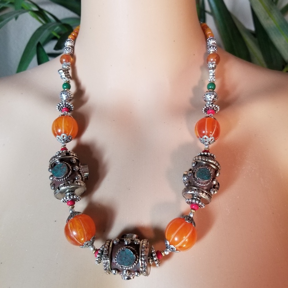 FABULOUS NECKLACE NWOT